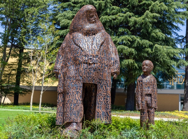 ハグリットとハリーの像