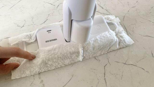 【アイリスオーヤマ　電動フロアワイパー】掃除したい場所に合わせてシートを取り付けます