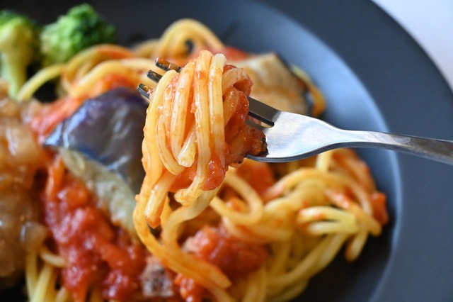 【ニチレイ新商品「三ツ星プレート オニオンソースハンバーグ＆トマトパスタ」】自家製麺を使ったパスタはもっちもち！