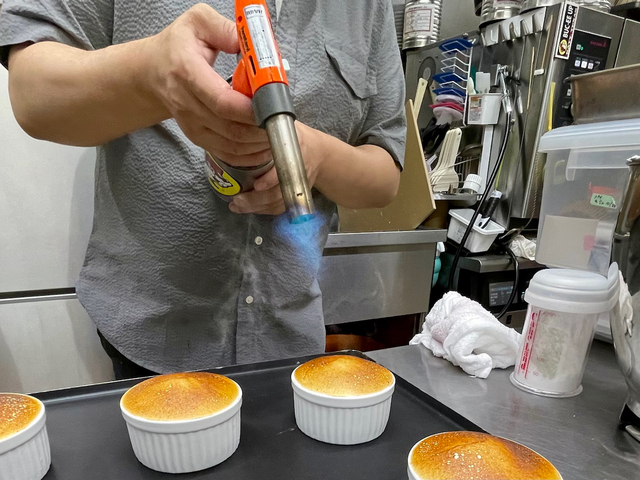 【常乃菓舎】メレンゲをバーナーで大胆かつ慎重に炙っていきます