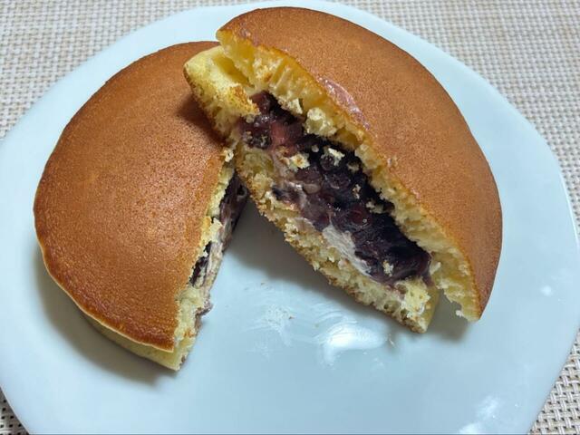 【セブン-イレブン ふわもち生どら焼　粒あん＆ホイップ】ふわふわ生地がポイントのどら焼き