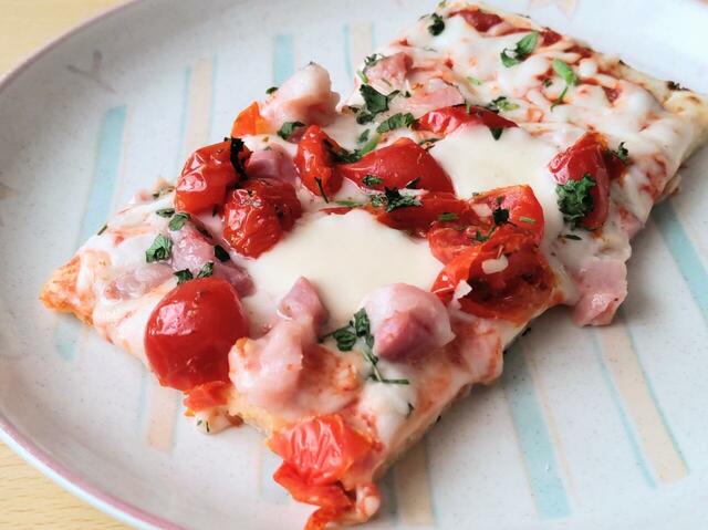 【コストコ 四角ピザ パンチェッタ&モッツァレラ 1P 1580円】パンチェッタやトマトが大きめなのがうれしい