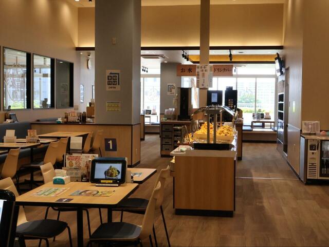 【小麦晴れ】お店の中心にバイキングコーナーがあり、天ぷらを両側からとることができるので混雑することなく天ぷらを取ることができました