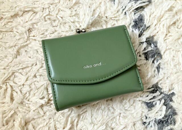 【niko and ... オリジナルロゴがま口ミニ財布】カラーはキラキラブラック、ブラック、グリーンの3展開です