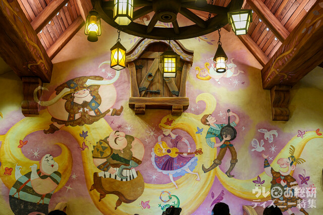 ラプンツェルの森内のレストラン　スナグリーダックリング　内装