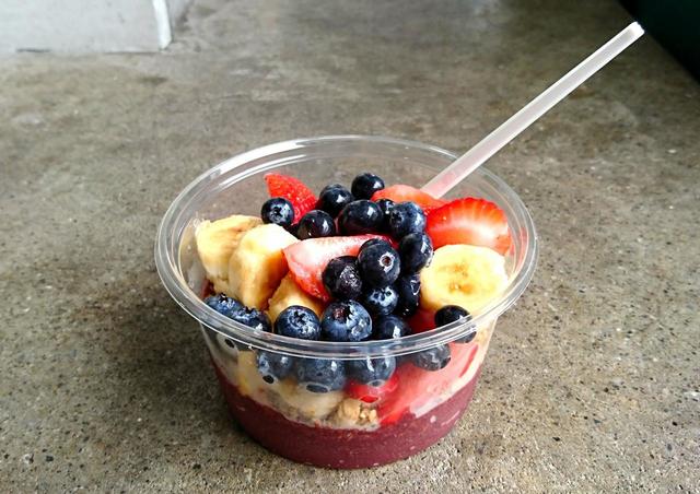 【コストコ　アサイボウル　680円】シリアル入りのアサイの上に、果物がどっさり！