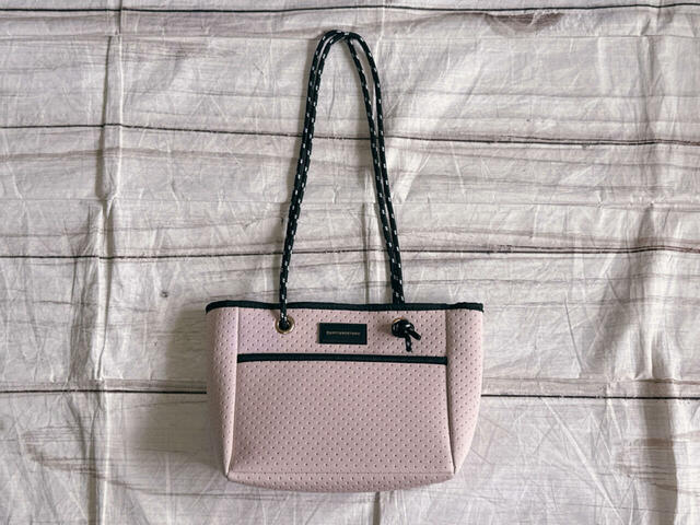 ストラップを1本にして長さを出せば。肩にも掛けられます