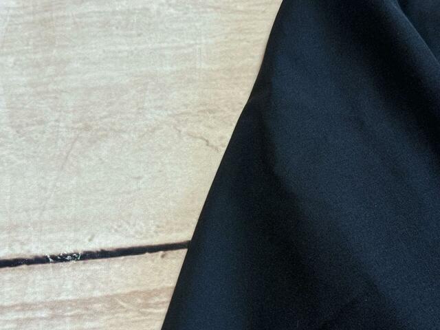 素材はポリエステルとポリウレタンの混紡。マットな質感がおしゃれ！