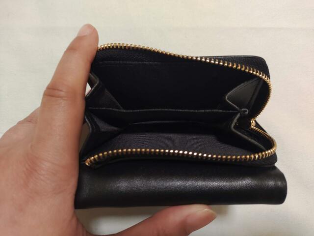 小銭入れは中に仕切りあり『otona MUSE（オトナミューズ）』12月号の付録は「Deuxieme Classe (ドゥーズィエム クラス) のミニ財布」