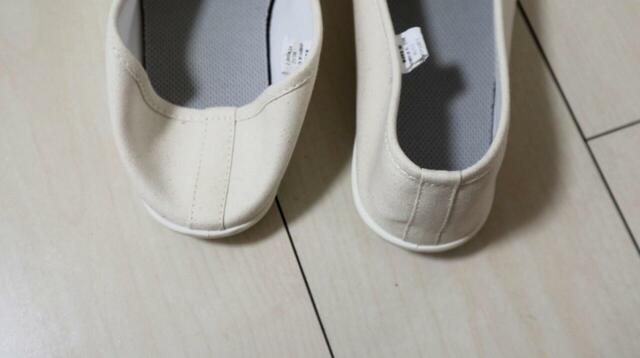 【無印良品 軽量 かかとが踏めるスニーカー】かかとも綿素材のみで構成されているので、名前の通り踏んで履けます