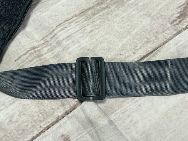 もちろん調節可能!ボディバッグ風に持つこともできます