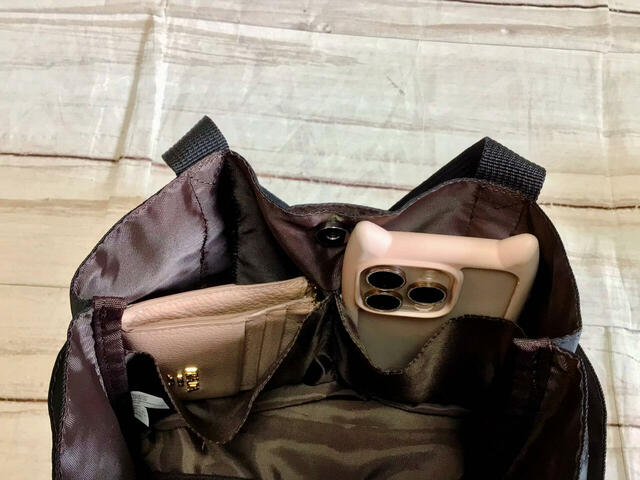 内側のポケットはスマホやフラグメントケースを入れるのにぴったり！