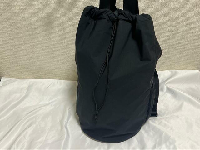 【ユニクロ　ドローストリングバックパック】どんな服装にも合わせやすいシンプルなデザインです