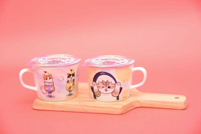 【「ファミリ〜にゃ〜ト大作戦！」mofusand　マグ＆白桃ゼリー 930円】全国のファミリーマート約11,000店にて発売！マグカップのデザインは、全2種類