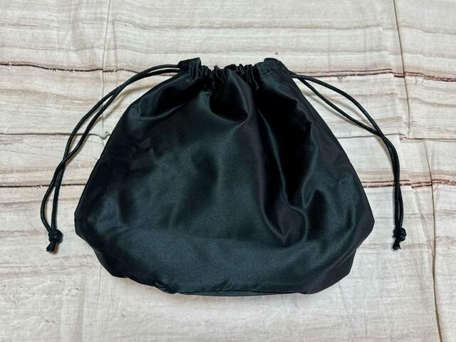 背面は装飾がないシンプルなデザイン