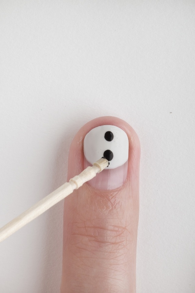 はみでた部分を整えたり、ドットを描いたりと万能な爪楊枝