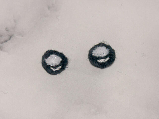 続いてフェルトでお目目を作成。難易度が最も高い工程でした