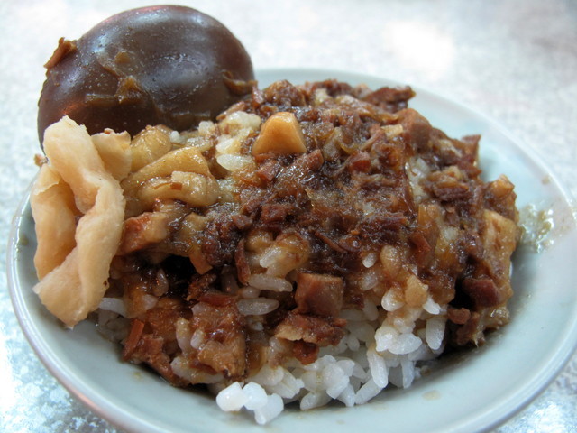 「天一香」の魯肉飯。煮玉子が絶妙