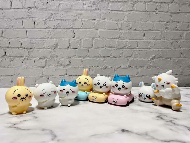 全8種類を並べてみました。ほっこりと闇深さが共存するちいかわワールドが再現されています！