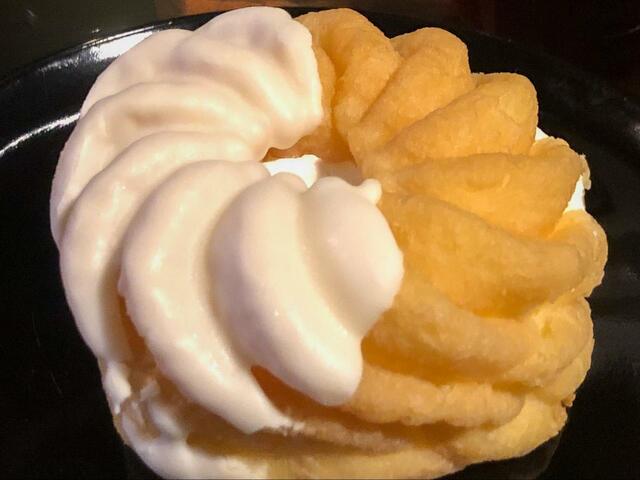 【ローソン MILKフレンチクルーラー】白いホワイトチョコときつね色のフレンチクルーラーのコントラストが可愛い