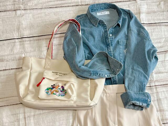 デニムシャツを合わせたカジュアルコーデに持ってみました♪