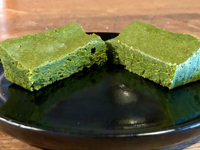 【ファミリーマート濃い抹茶のガトーショコラ】しっとり滑らかな生地が美味しそう