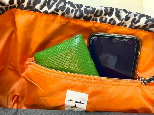 【niko and... オリジナルメッシュ2WAYナップサック】中には大きめのオープンポケットとファスナーポケットがひとつ。小物整理もしやすいです◎