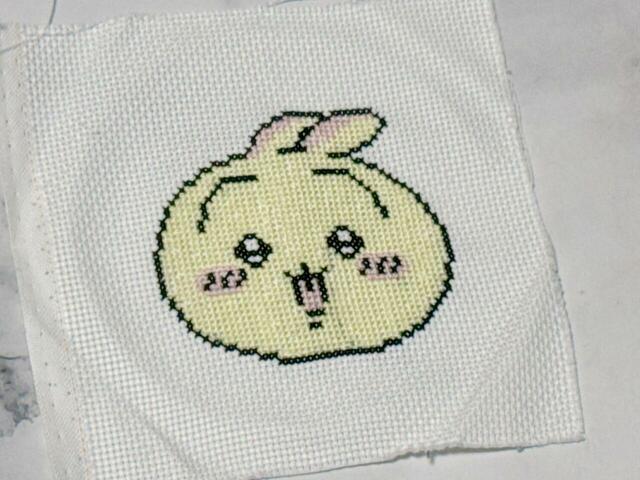 お顔の中のクリーム色の刺繍だけで6時間ほどかかりました…なかなか根気のいる作業です！