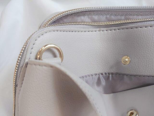 ショルダーストラップを取り付けられるDカンつき