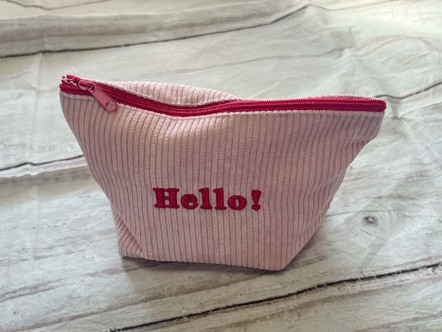 コスメをイン！柔らかい生地なのでたくさん入る♪