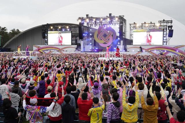 ももいろクローバーZ「ももクロ 春の一大事2022 ~笑顔のチカラ つなげるオモイ in 楢葉・広野・浪江 三町合同大会~」 撮影:増田慶