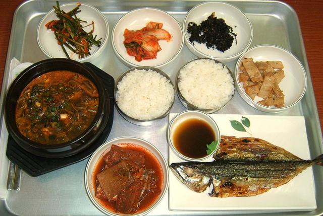 焼き魚は定食スタイルで供される