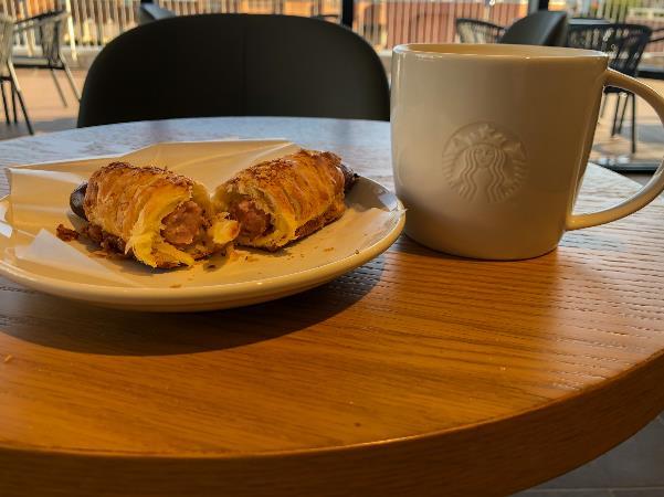 【スターバックス サイズアップモーニング】あらびきソーセージパイとアーモンドの風味が楽しめるアーモンドミルク ラテの組み合わせが美味しい