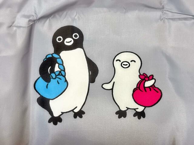 フロントには、Suicaのペンギンと子ペンギンのアートプリント入り