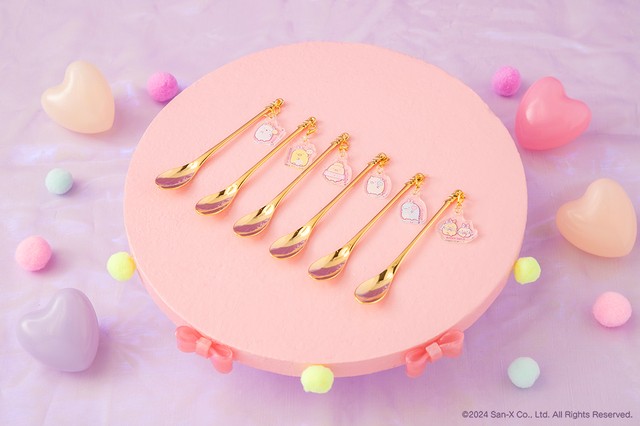 「チャーム付きスプーン（全6種）」＜価格：税込各1,045円＞【すみっコぐらしの「えびてんのしっぽ」がカフェに♪『すみっコぐらしカフェ～天使なえびてんアイドル～』期間限定オープン！】