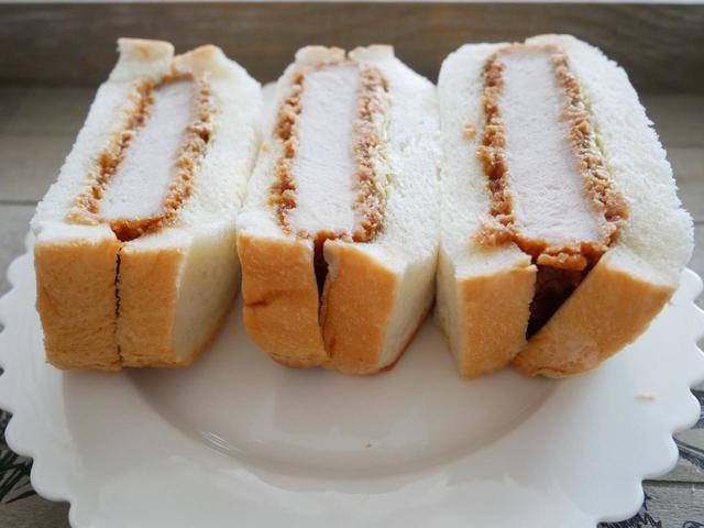 食べごたえ抜群の一品【厚切りロースかつサンド　税込399円】