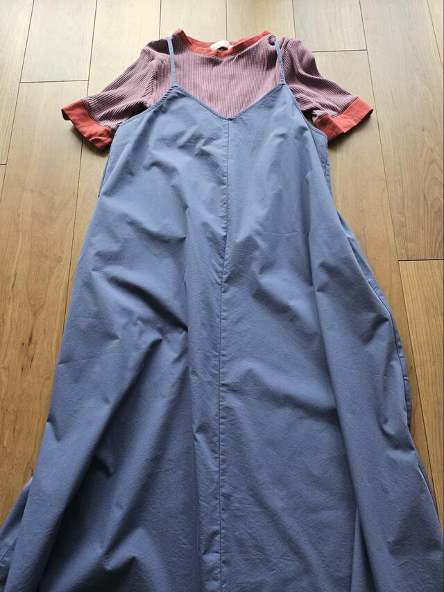 【無印良品 乾きやすいブロードキャミソールワンピース】半袖を合わせれば夏のお出かけにもぴったり!