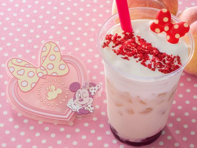 ピーチミルク(ラズベリーゼリー＆チーズホイップ)、スーベニアコースター付き 対象メニューにプラス600円｜提供店舗：東京ディズニーシー「ホライズンベイ・レストラン」｜東京ディズニーリゾート「ミニー・ベスティーズ・バッシュ！」スペシャルメニュー