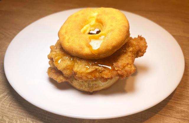 ケンタッキーフライドチキンの「ビスケット」のアレンジレシピ「ビスケット×骨なしケンタッキー～ハニーメイプルを添えて～」イメージ