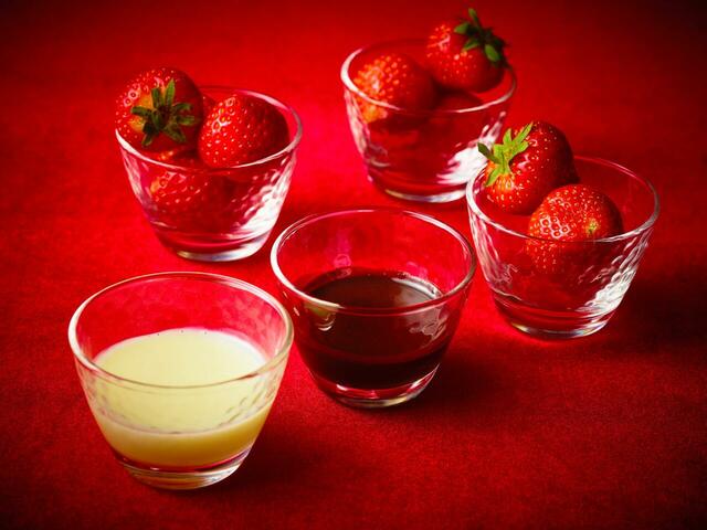 「ブランドいちご食べ比べプレート(写真はイメージです)」<期間:2025年12月1日~16日/2026年1月5日~4月28日>【【予約受付中】ホテルニューオータニ大阪の「いちごのスイーツビュッフェ」が、“恋するいちご”をテーマにこの冬再登場します!】