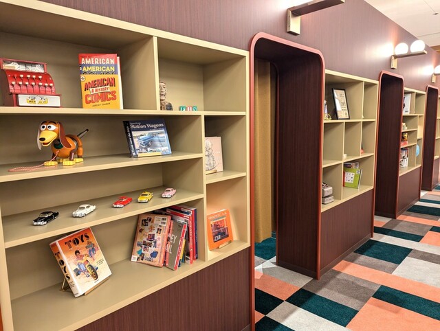 【星野リゾート 1955 東京ベイ】実際にアメリカで買い付けてきたというこだわりの雑貨やおもちゃが「2nd Room」の壁を彩る