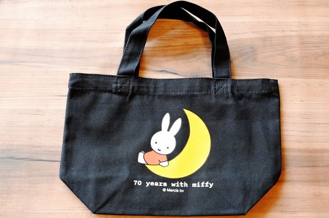 【誕生70周年記念 ミッフィー展／ランチトート ネイビー ￥1,980】深いネイビーが印象的なランチトートを発見♪