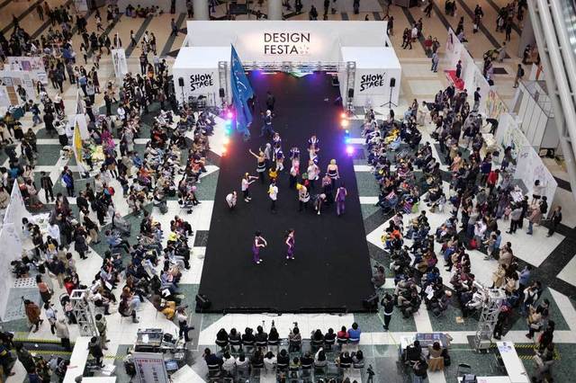 ファッションショーやダンスショーが行えるステージも。