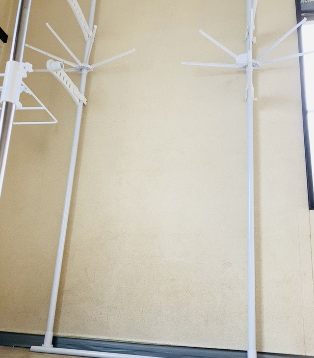 【ニトリ 壁面つっぱり物干し(リフティ400)】幅110～190cm、奥行36cm、高さ220～280cmと設置スペースに合わせてサイズ調整が可能