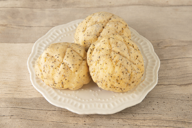 「アールグレイメロンパン」＜期間：2025年7月3日〜＞【【神戸メリケンパーク】ベーカリーカフェの“自家製パン食べ放題ランチ”に「桃のパン」＆「紅茶のパン」が夏限定で登場！】