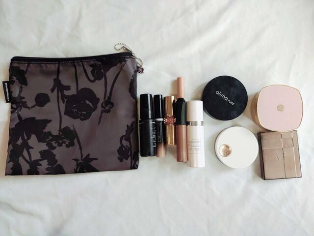 ファンデーション、ハイライト、パウダーなどが入ります