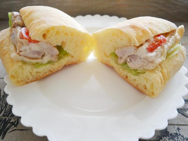 さっぱり具材をたっぷりサンド【国産鶏もも肉のさっぱりグリルサンド　税込162円】