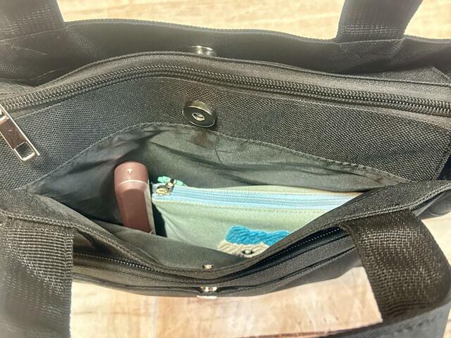 内側フロント側のポケットには身だしなみグッズを収納