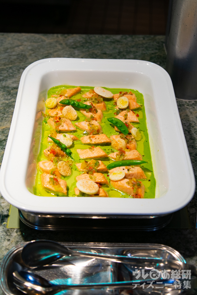 サーモン ラヴィゴットソース｜“ディズニー・イースター”ランチブッフェ／ディナーブッフェ｜東京ディズニーシー・ホテルミラコスタ「オチェーアノ」