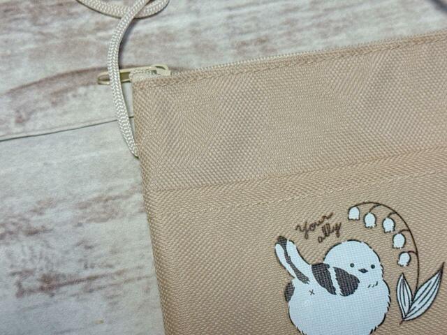 素材はポリエステル。コットンキャンバス調の厚手でしっかりとした生地